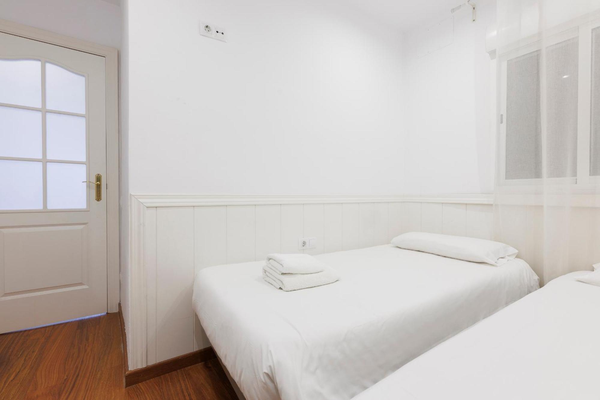 Aparteasy - Private Terrace, 3-Bedroom Apartment Barcelona Buitenkant foto